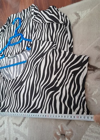 V Yaka Zebra Desenli Kadın Tişört - Görsel 5