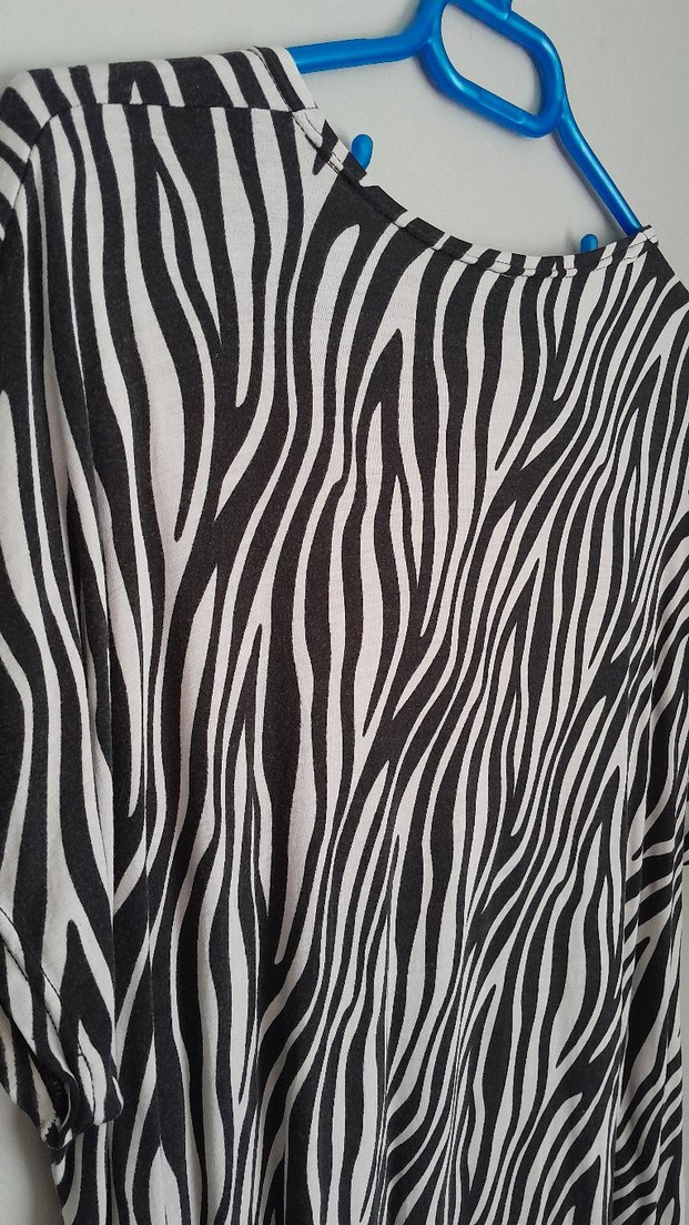 V Yaka Zebra Desenli Kadın Tişört - Görsel 3