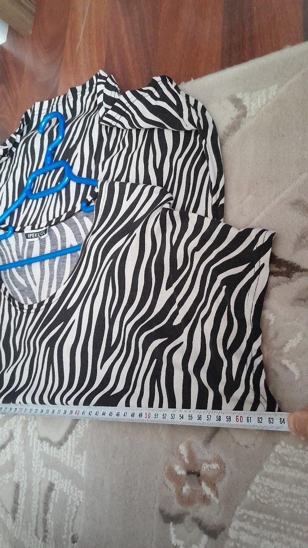 V Yaka Zebra Desenli Kadın Tişört - Görsel 5