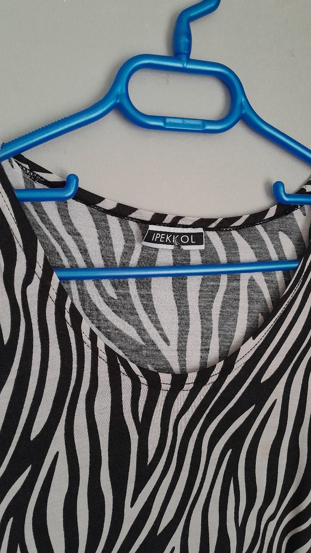 V Yaka Zebra Desenli Kadın Tişört - Görsel 2