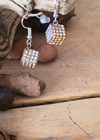 Boncuklu Mini Küp Küpeler - Görsel 2