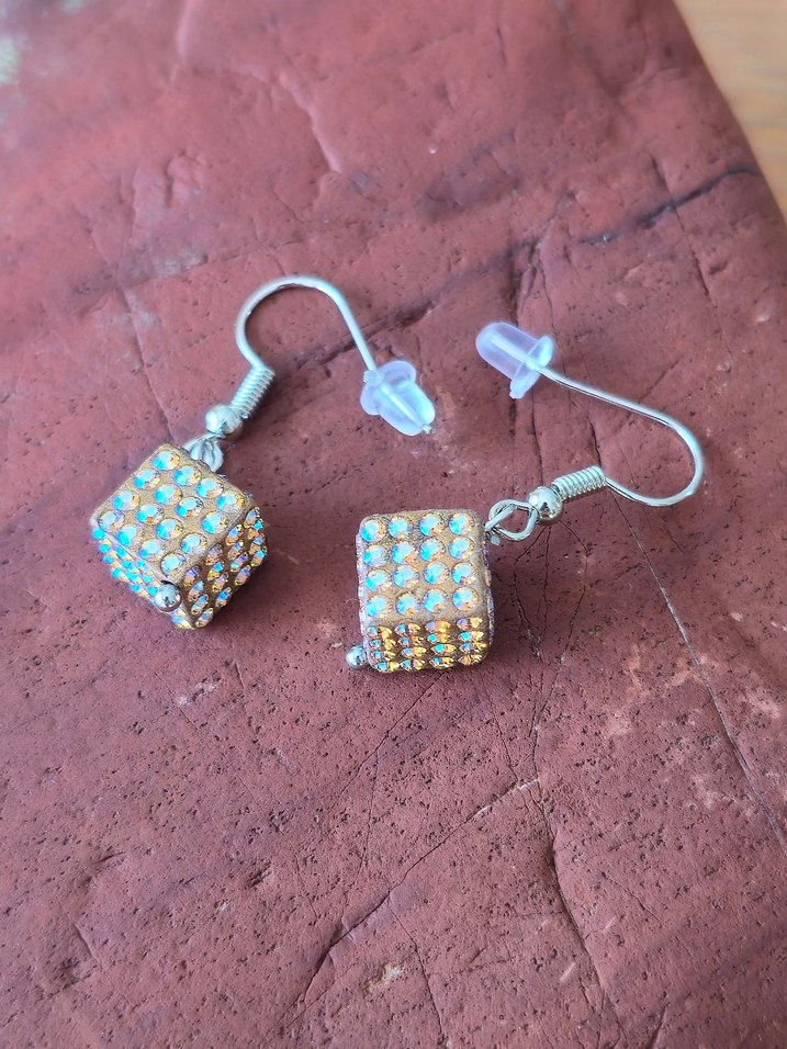 Boncuklu Mini Küp Küpeler - Görsel 4