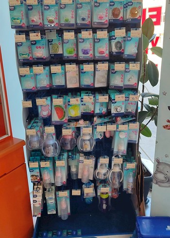 Çok Renkli Plastik Bebek Biberonları ve emzikleri