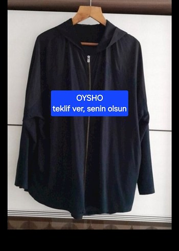 OYSHO. Siyah, kapüşonlu ve deformesiz.