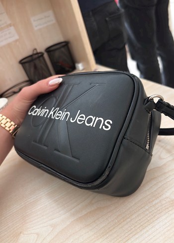 Beden Calvin Klein Siyah Deri Omuz Çantası