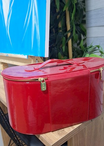 Kırmızı Parlak Deri Makyaj Çantası - Görsel 3