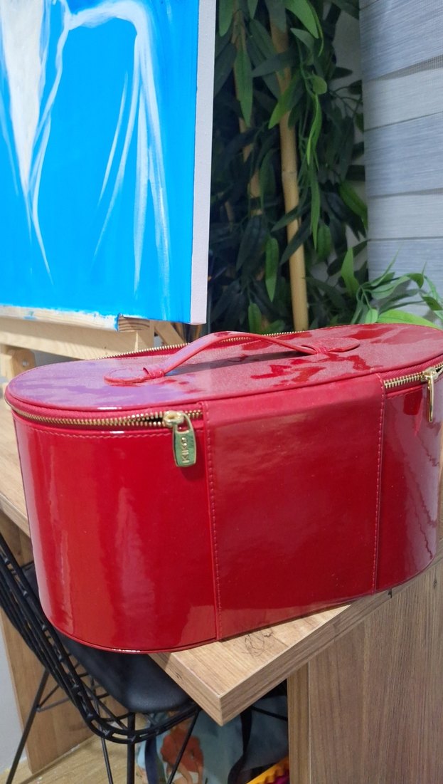 Kırmızı Parlak Deri Makyaj Çantası - Görsel 3