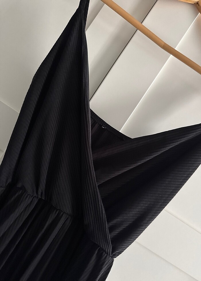 Askılı piliseli elbise - Görsel 2