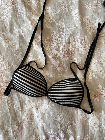Siyah çizgili bikini üstü