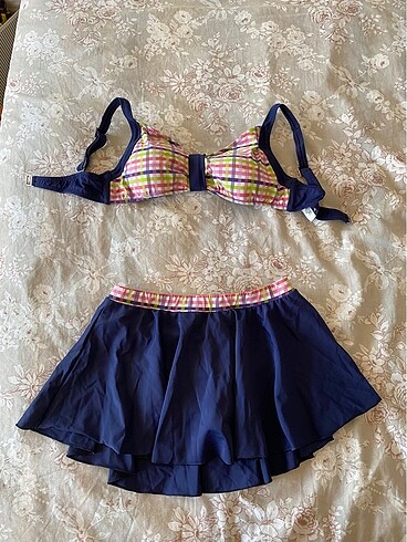 Şortlu etek ve bikini üstü takımı