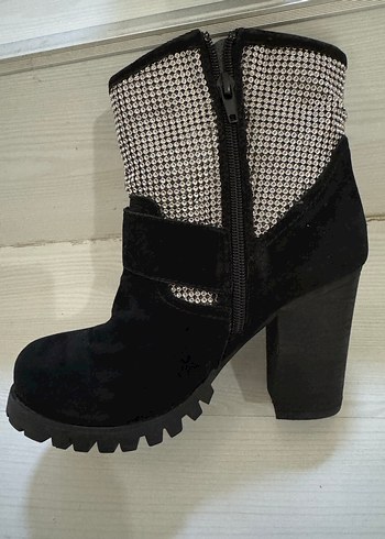 TASARIM GRİ-SİYAH  METAL DETAYLI SÜET  BOT - Görsel 12