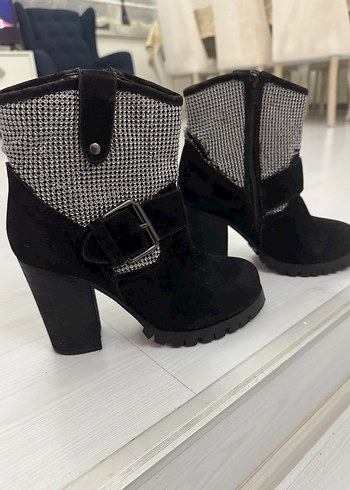 TASARIM GRİ-SİYAH  METAL DETAYLI SÜET  BOT - Görsel 2