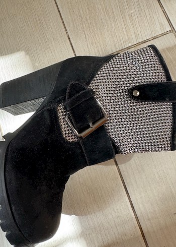 TASARIM GRİ-SİYAH  METAL DETAYLI SÜET  BOT - Görsel 9