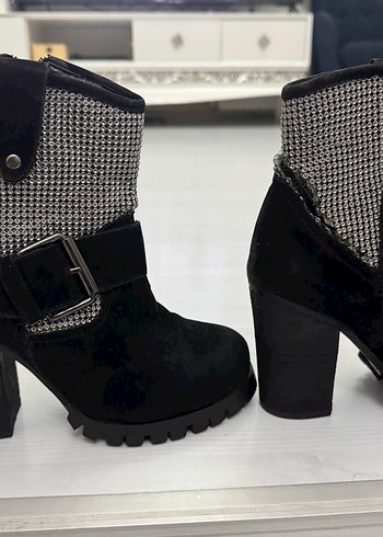 TASARIM GRİ-SİYAH  METAL DETAYLI SÜET  BOT - Görsel 4