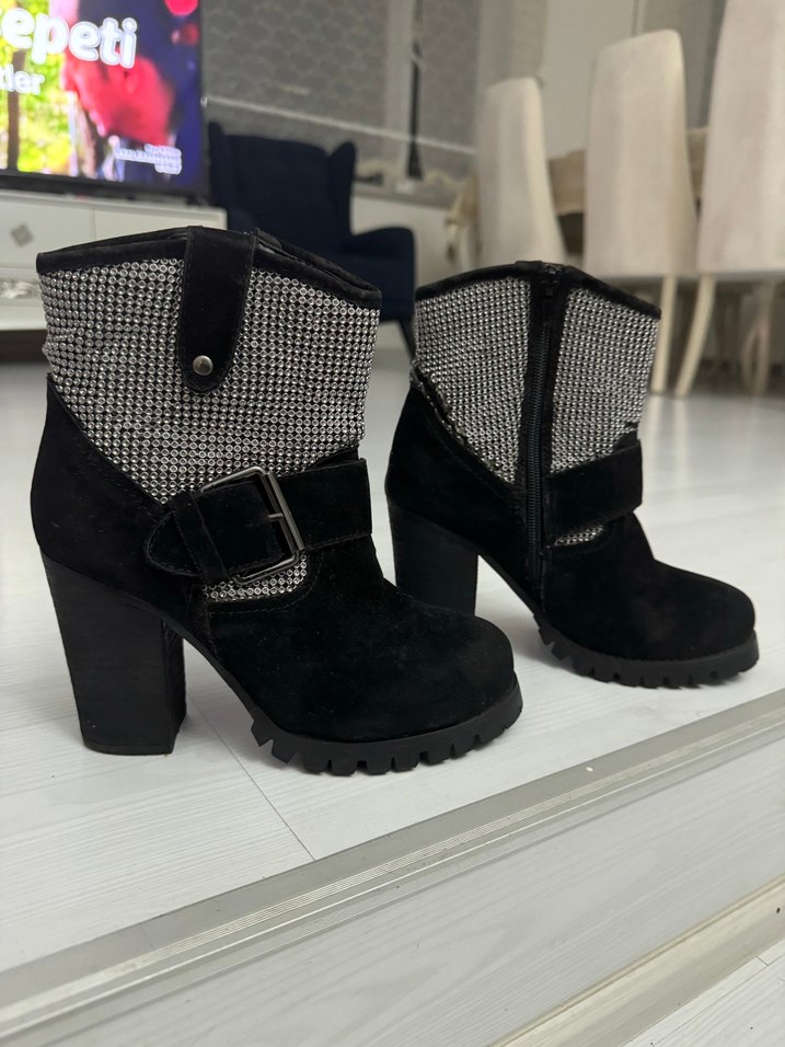 TASARIM GRİ-SİYAH  METAL DETAYLI SÜET  BOT - Görsel 3