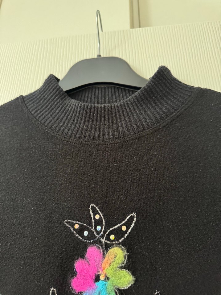 KEÇELİ ÇİÇEK İŞLEMELİ SİYAH  TRİKO - Görsel 4