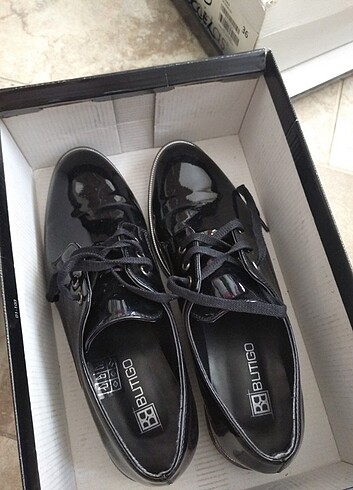 Siyah parlak kadın klasik rugan ayakkabı.