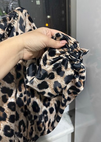 Zincir Detaylı Leopar Desenli Mini Bluz - Görsel 3