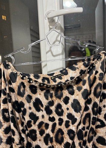 Zincir Detaylı Leopar Desenli Mini Bluz - Görsel 2