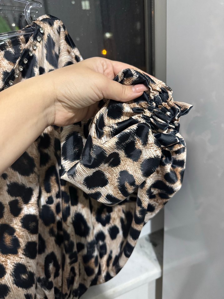 Zincir Detaylı Leopar Desenli Mini Bluz - Görsel 3