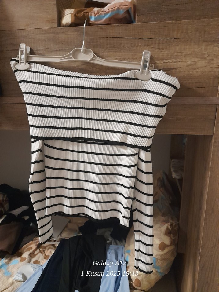 Beyaz Çizgili Kayık Yaka Kadın Kazak - Görsel 3