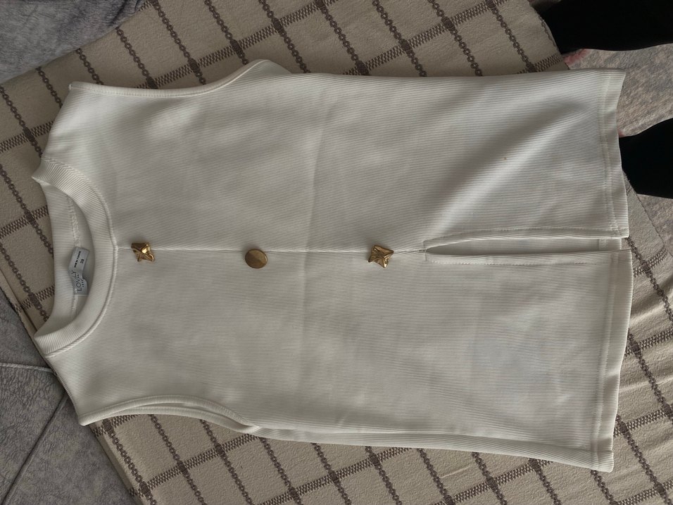 Düğmeli Beyaz Kolsuz Kadın Bluz - Görsel 2