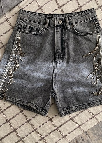Taşlı Detaylı Gri Mini Denim Şort - Görsel 3