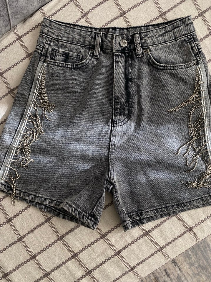 Taşlı Detaylı Gri Mini Denim Şort - Görsel 3