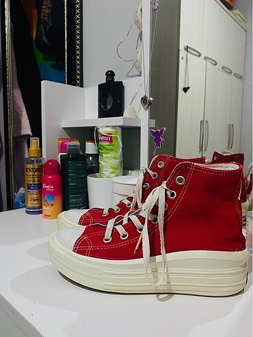 Kırmızı converse