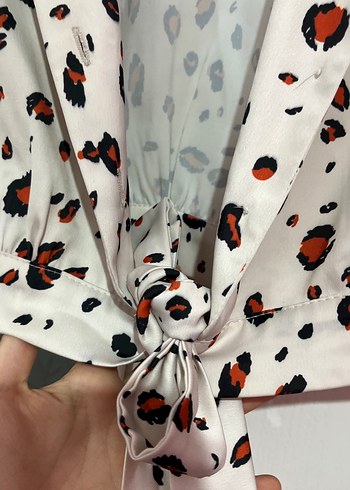 Leopar Desenli Kısa Bağlamalı Bluz - Görsel 4