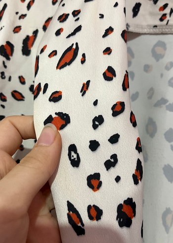 Leopar Desenli Kısa Bağlamalı Bluz - Görsel 3