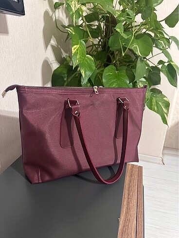Parlak kumaş bordo kol çantası