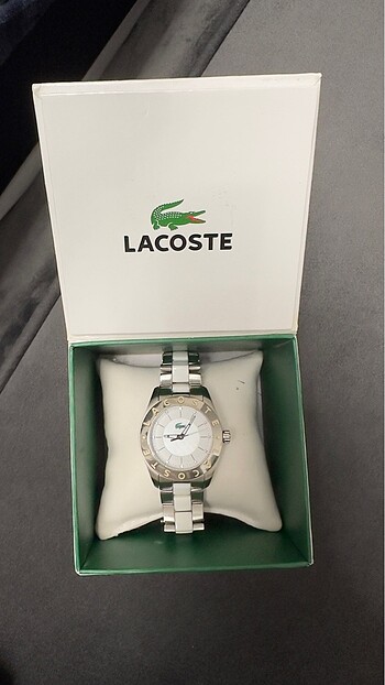 Lacoste saat