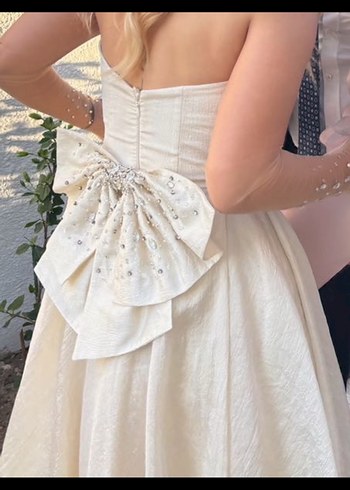 Straplez A Kesim göğüs islemeli fiyonklu nişan elbisesi - Görsel 4