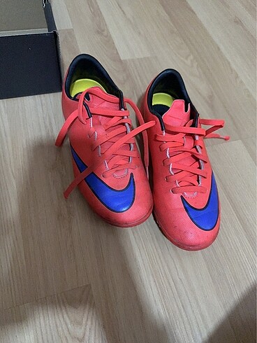 32 Beden çeşitli Renk Nike erkek çocuk krampon