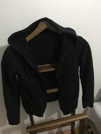 Siyah kapşonlu ceket