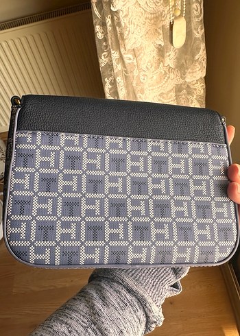 Tommy Hilfiger Mavi Baskılı Kadın Çapraz Çanta - Görsel 3