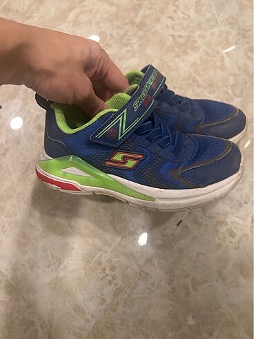 27 Beden Skechers ayakkabı ışıkları çalışıyor