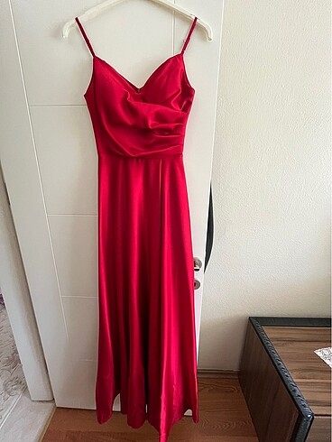 kırmızı saten elbise