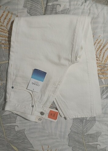 Yeni etiketli beyaz kot pantalon 