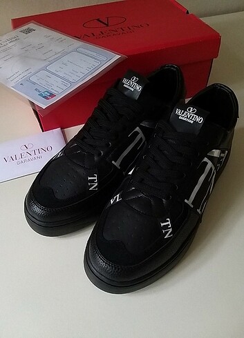Valentino İthal 40 ve 44 numara aralığı mevcut