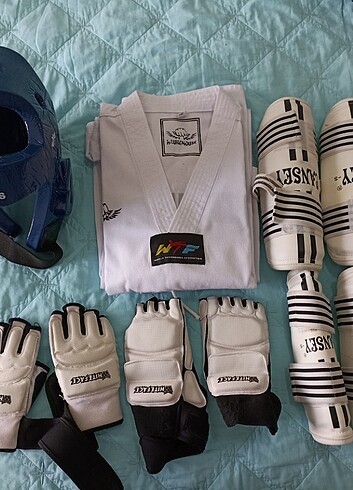 Erkek çocuk taekwondo kıyafeti ve koruyucu takım 130 cm