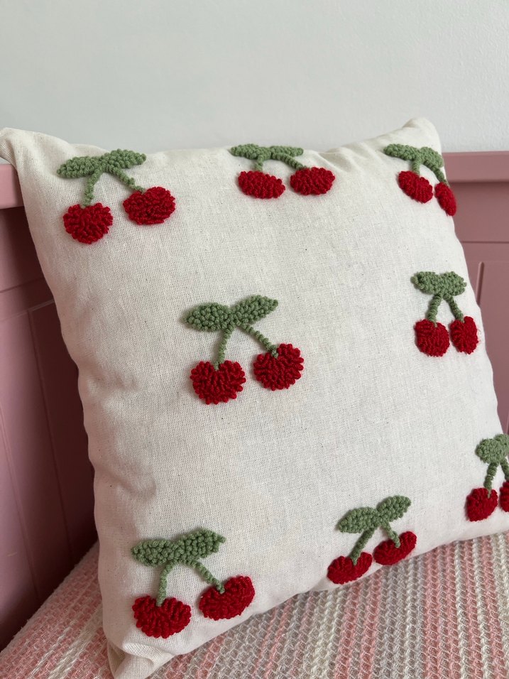 Kiraz Desenli Punch Yastık - Görsel 3