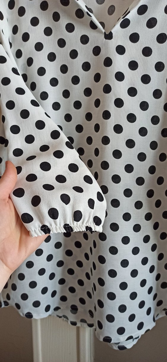 Puantiye Desenli V Yakalı Bluz - Görsel 2