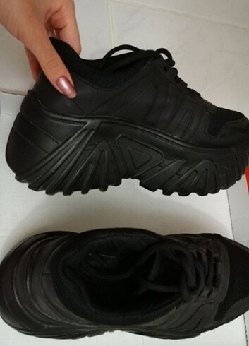 siyah platfrom tabanlı spor ayakkabı