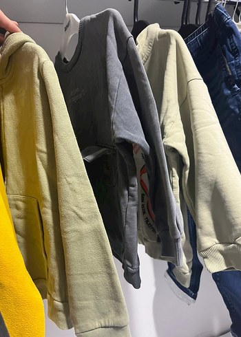 Çocuklar için Gri ve Canlı Renklerde Kıyafetler - Görsel 8