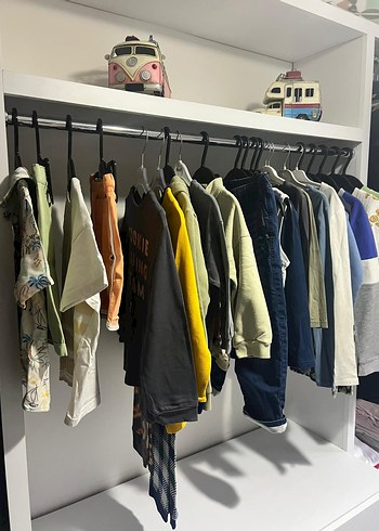 Çocuklar için Gri ve Canlı Renklerde Kıyafetler - Görsel 11