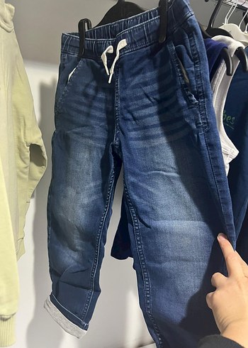 Çocuklar için Gri ve Canlı Renklerde Kıyafetler - Görsel 4