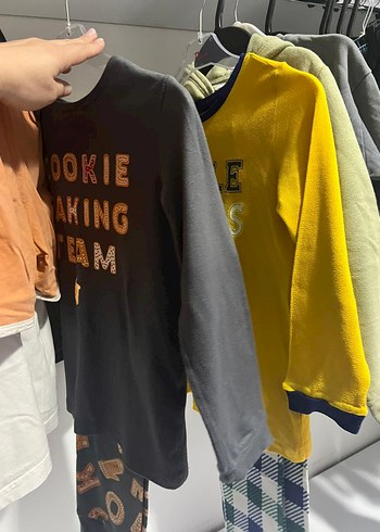 Çocuklar için Gri ve Canlı Renklerde Kıyafetler - Görsel 5