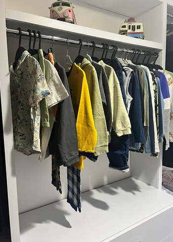 Çocuklar için Gri ve Canlı Renklerde Kıyafetler - Görsel 2